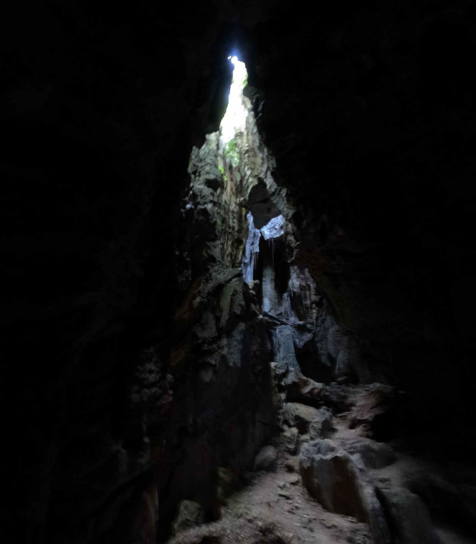 Intérieur de grotte et ouverture naturelle
