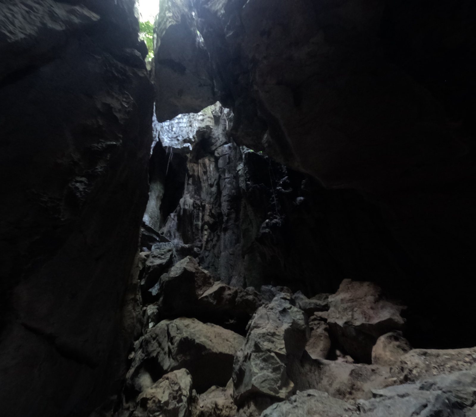 Roches et cavité dans une grotte