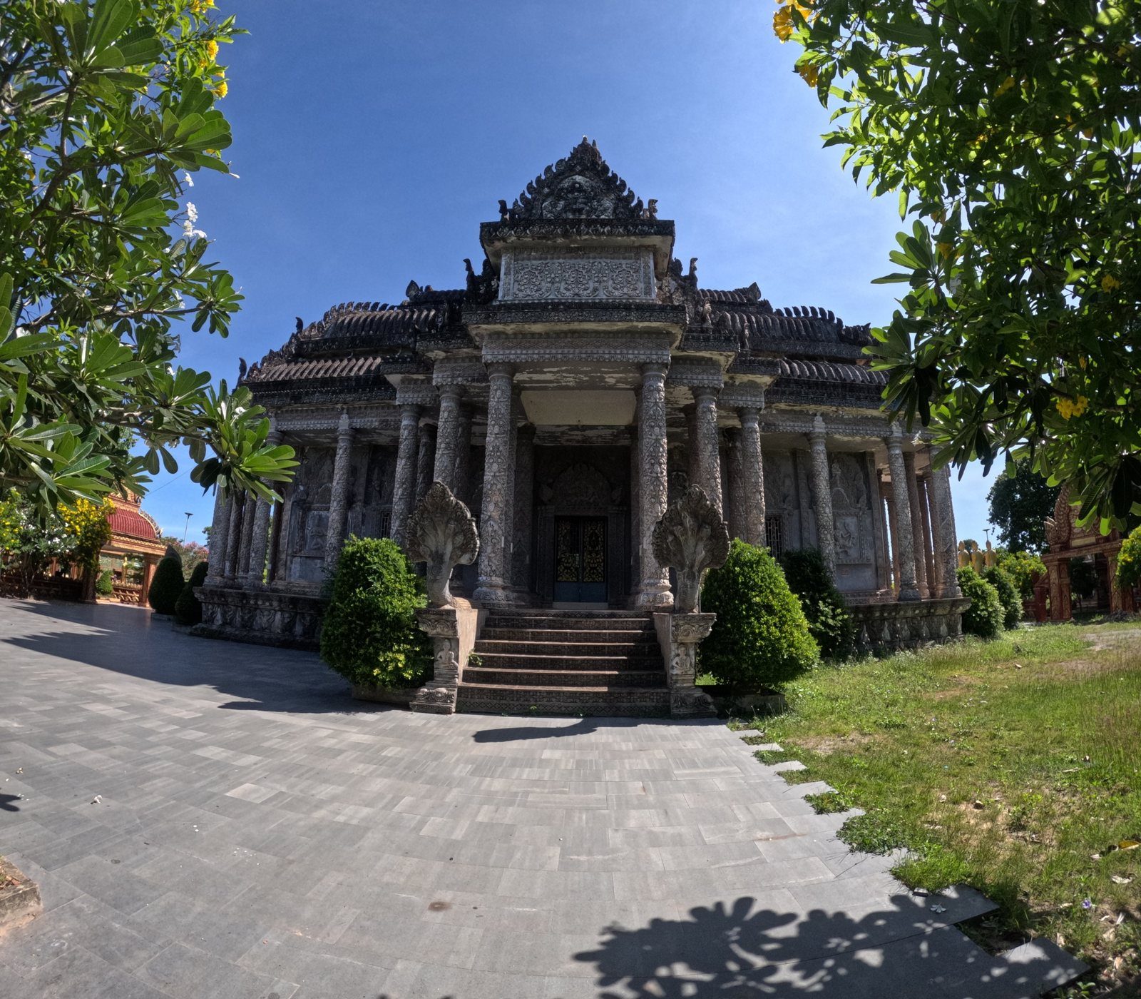 Temple sculpté dans un jardin