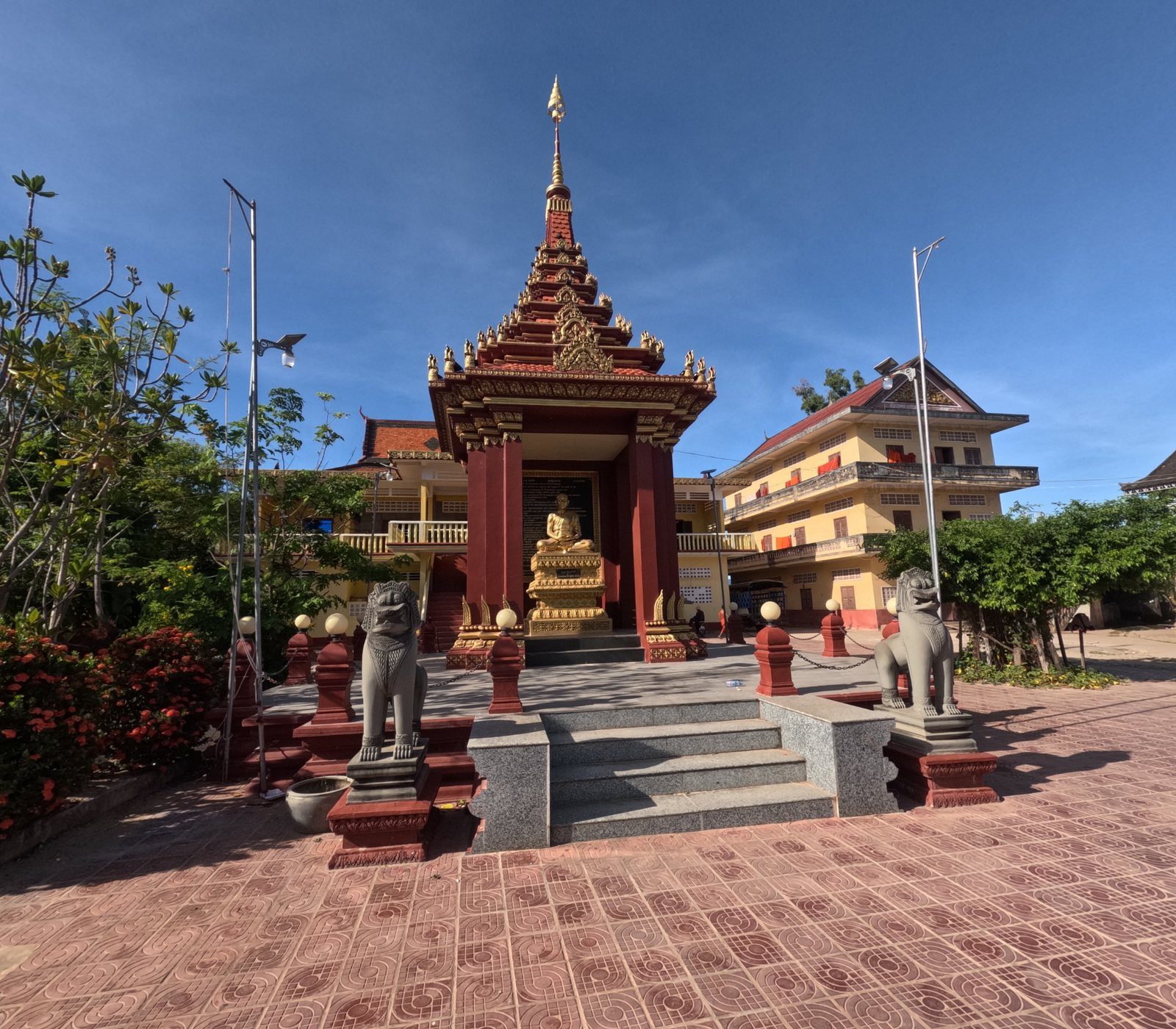 Stupa et cour de pagode