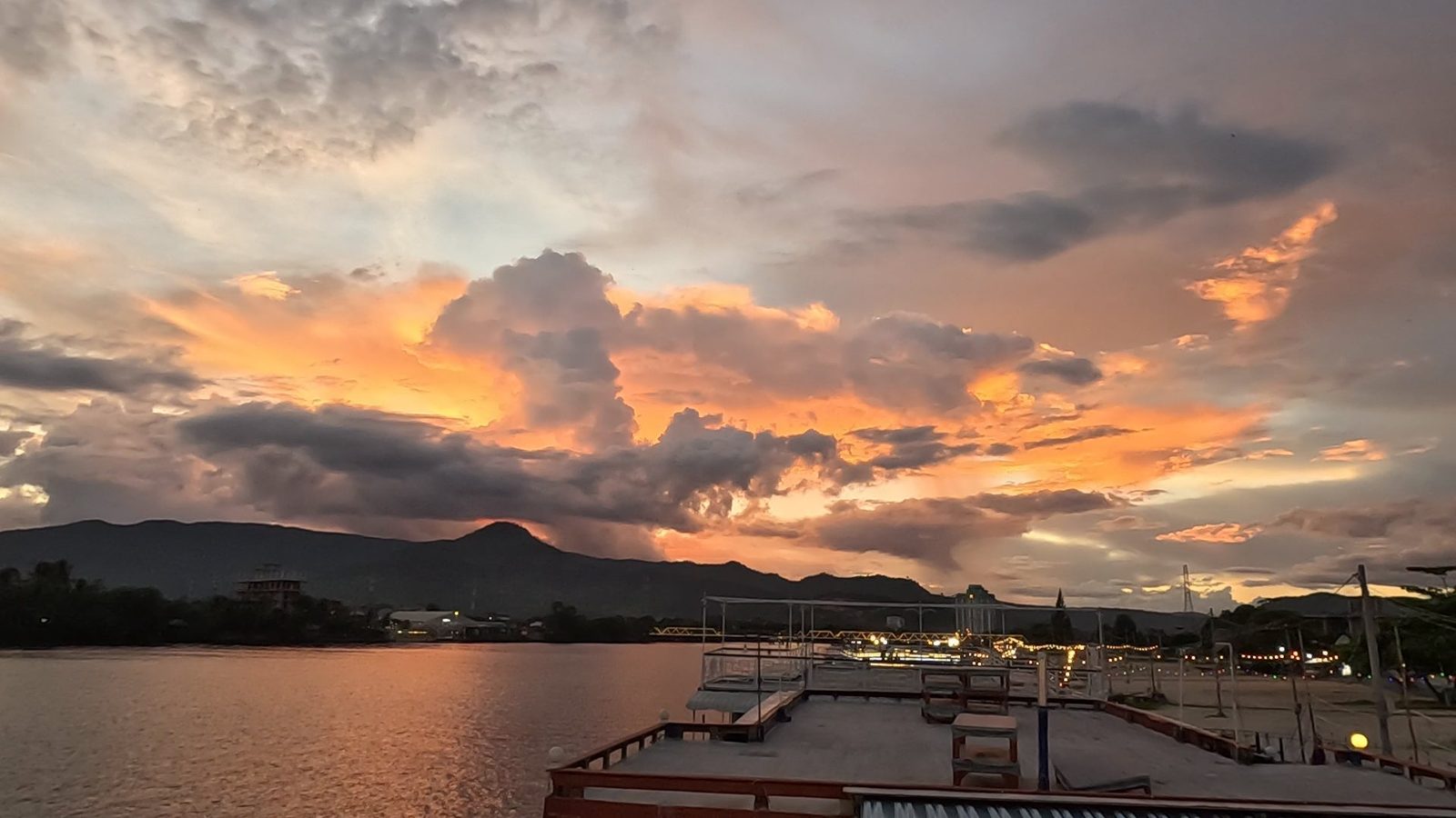 Coucher de soleil sur la rivière à Kampot