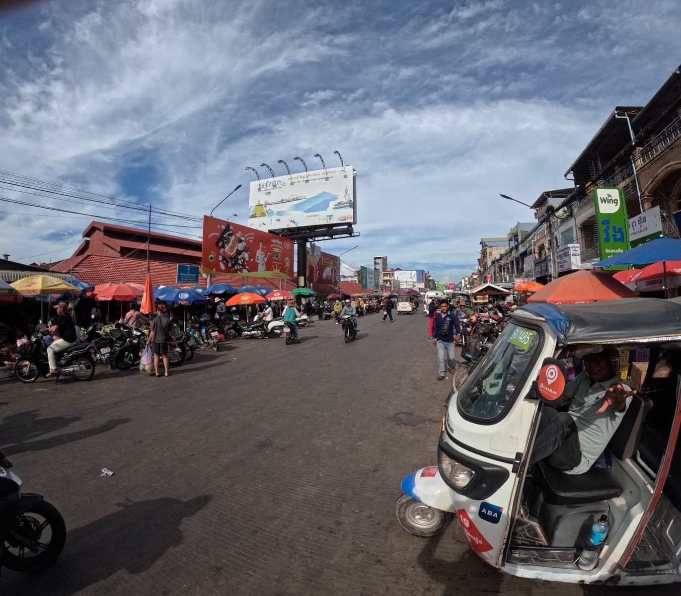 Tuk-tuk et marché local à Kampot