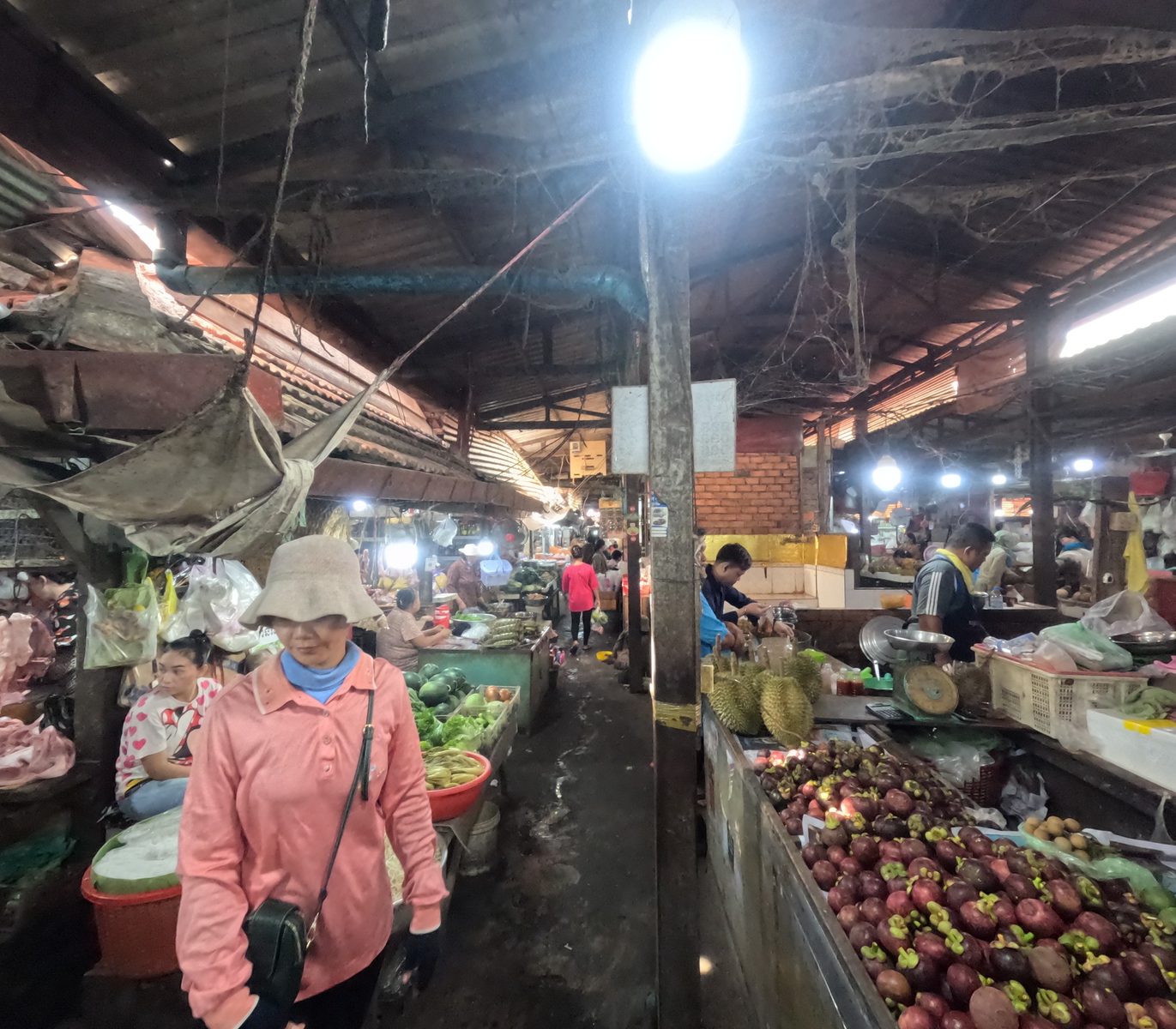 Étal de légumes au Samaki Market