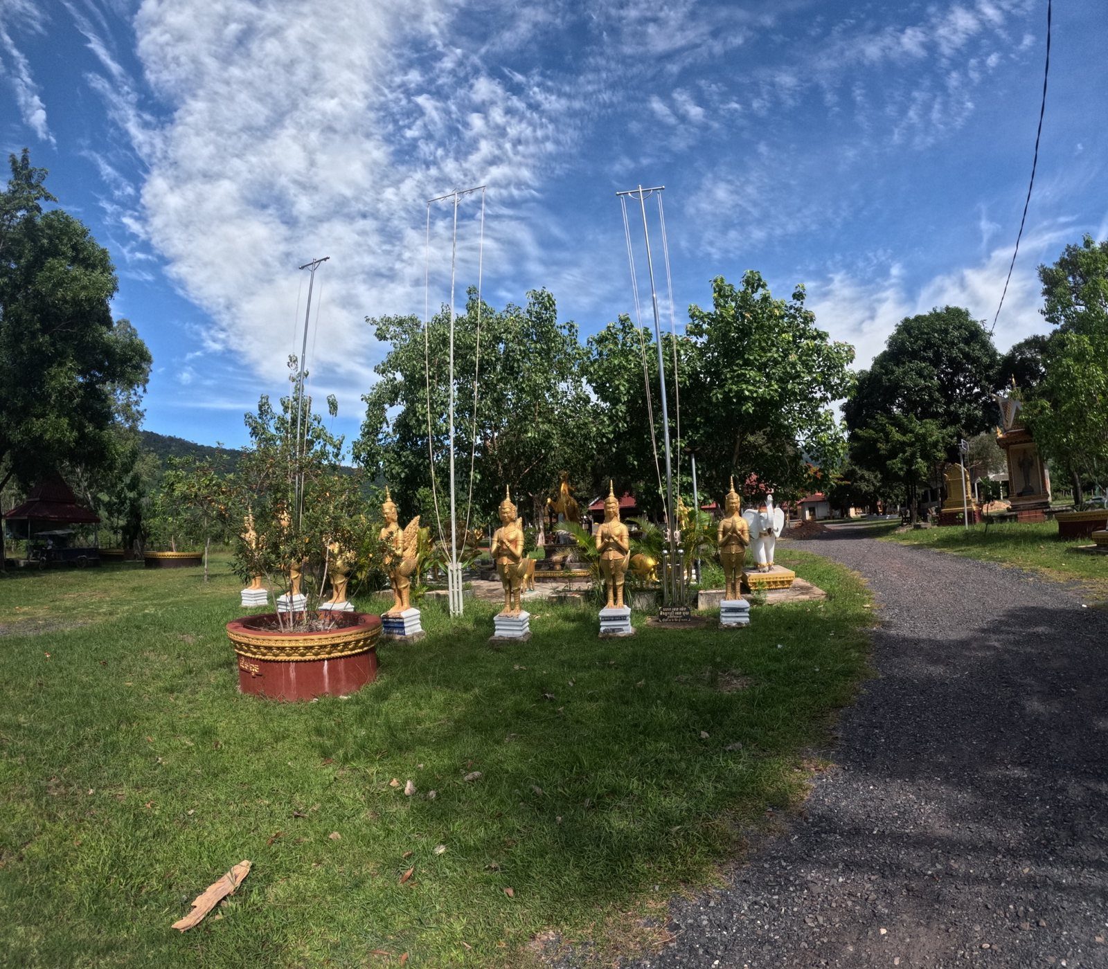 Pagode rurale avec statues